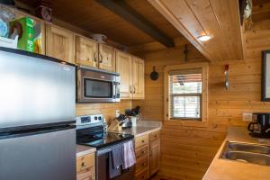 eine Küche mit einem Kühlschrank und einem Herd Top-Backofen in der Unterkunft Deer Island in Bigfork