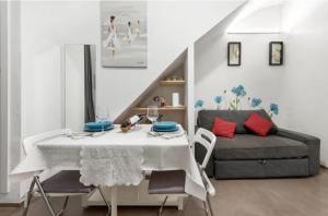 a living room with a table and a couch at La Casita de la Reina in Valencia