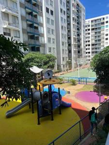 um parque infantil com um escorrega numa cidade em Apartamento nuevo en Airbnb en miramar, excelente em Barranquilla