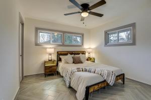1 dormitorio con 2 camas y ventilador de techo en Stylish Decatur Home 10 Mi to Downtown Atlanta!, en Decatur