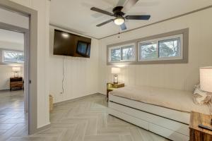 1 dormitorio con 1 cama y ventilador de techo en Stylish Decatur Home 10 Mi to Downtown Atlanta!, en Decatur
