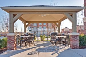 un cenador con mesas y sillas en el patio en Candlewood Suites Murfreesboro, an IHG Hotel, en Murfreesboro