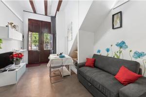a living room with a couch and a table at La Casita de la Reina in Valencia