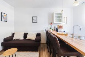 uma sala de estar com um sofá e uma mesa em M&A Apartments em Zadar