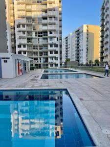 una piscina vacía con edificios de fondo en Amplio iluminado 2 habitaciones, en Barranquilla