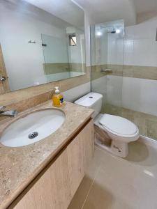 y baño con lavabo, aseo y espejo. en Amplio iluminado 2 habitaciones, en Barranquilla