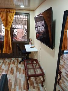ボゴタにあるaparta estudio cerca al aeropuerto espectacular 2のデスク、壁掛けテレビが備わる客室です。