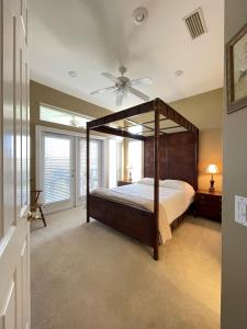 Poschodová posteľ alebo postele v izbe v ubytovaní Waterfront Suite w/Pool & Dock