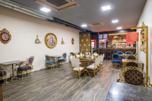 comedor con mesa y sillas en Suite Rooms By Vvrr, en Estambul