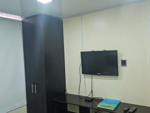 a room with a flat screen tv on a wall at Roma Lodges House - Turin- Campin Movistar Embajada cubo colsubsidio in Bogotá