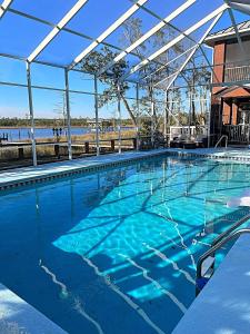 Bazén v ubytovaní Waterfront Suite w/Pool & Dock alebo v jeho blízkosti