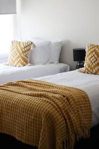 2 Betten nebeneinander in einem Zimmer in der Unterkunft Canonbar Motel in Nyngan