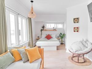 a living room with a bed and a couch at BALCON BLANC - Auberge à Chicoutimi, Saguenay in Saguenay
