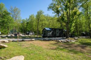Farmhouse Tiny home with fishing Pond - Oak Cabin