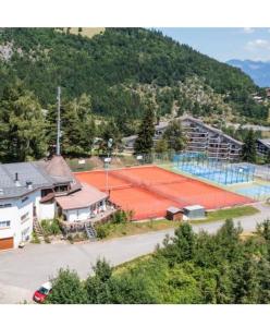 an aerial view of a tennis court on a mountain at Chalet d'appartement avec une grande terrasse in Torgon