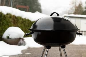 a black pot sitting on top of a grill at Chalet d'appartement avec une grande terrasse in Torgon