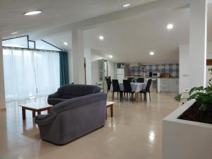 uma sala de estar com uma cadeira e uma mesa em Casa Serra à Vista AL/140571 em Pedreiras