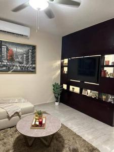 プエルト・モレロスにあるCasa Pelicanoのソファとテーブルのあるリビングルーム