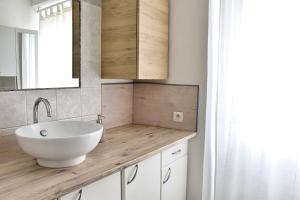 une salle de bains avec un lavabo blanc et un miroir dans l'établissement Bel appartement au cœur de Nice (2 chambres), à Nice