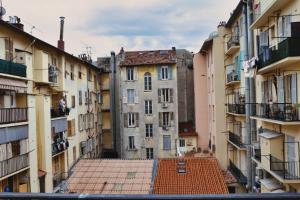 - une vue sur une allée entre les bâtiments dans l'établissement Bel appartement au cœur de Nice (2 chambres), à Nice