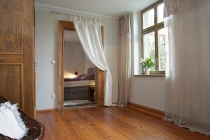 Zimmer mit einem Spiegel, einem Bett und einem Fenster in der Unterkunft Avancers - homelike living in Cottbus