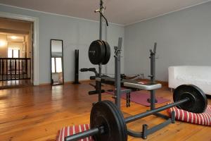ein Wohnzimmer mit einem Fitnessraum mit Gewichten in der Unterkunft Avancers - homelike living in Cottbus