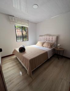 a bedroom with a large bed and a window at !Hermoso y cómodo apartamento cerca al aeropuerto in Bogotá