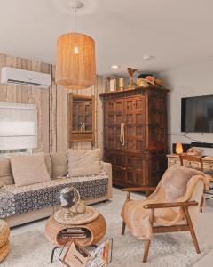 a living room with a couch and a table at Little Cottage in Miami