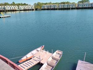 Large Private Room with Balcony and bathroom في تشارلستون: يتم رسو مركبين في مرسى على البحيرة