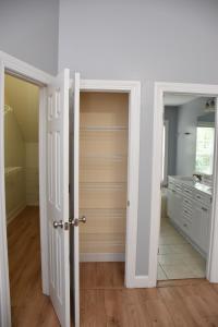 uma porta aberta num quarto com casa de banho em Large Private Room with Balcony and bathroom em Charleston