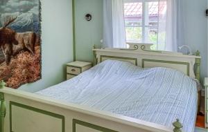 Un dormitorio con una cama con una manta azul. en Stunning Home In Kisa With 2 Bedrooms en Kisa