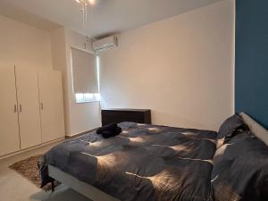 um quarto com uma cama e uma janela em Qawra penthouse 4person AC+wifi em St. Paul's Bay