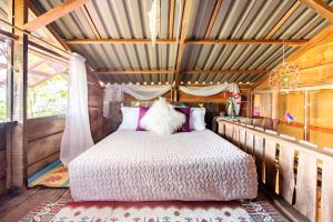 1 dormitorio en una casa en un árbol con 1 cama en Pachamama, en Salento