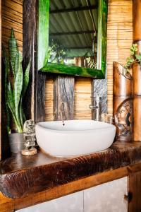 baño con lavabo blanco en una encimera de madera en Pachamama, en Salento