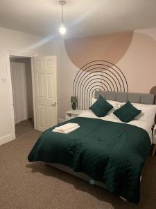 Un pat sau paturi într-o cameră la Modern 2 Bed in the heart of Maidstone