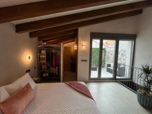 1 dormitorio con 1 cama grande y balcón en Panorama Europa, en Ávila