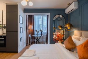 Postel nebo postele na pokoji v ubytování Opal Gem Studio in Old Town