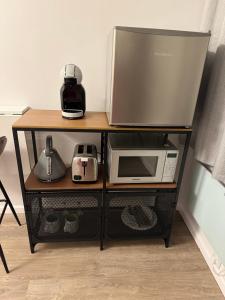 un estante con microondas y otros electrodomésticos en Private En-suite, en Birmingham
