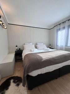 una camera con un grande letto e una finestra di Appartement Hyper-Centre Megeve - ski à pied a Megève