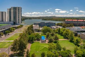 eine Luftansicht auf eine Stadt mit Park in der Unterkunft Sensational City Apartment with Lake Views - Benjamin Way ACT in Canberra