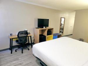 TV a/nebo společenská místnost v ubytování Days Inn by Wyndham Rolla
