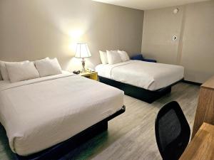 Postel nebo postele na pokoji v ubytování Days Inn by Wyndham Rolla