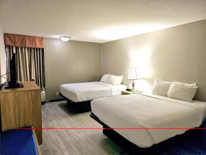 Postel nebo postele na pokoji v ubytování Days Inn by Wyndham Rolla