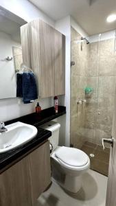 a bathroom with a toilet sink and a shower at Apartamento en segundo piso Zafiro C, Valle del Lili. in Cali