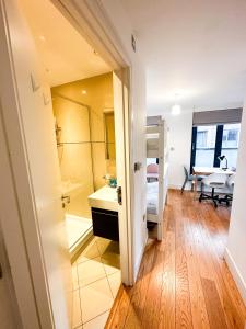 un bagno con lavandino e una camera con tavolo di Drummond rooms a Londra