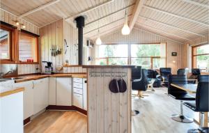 kuchnia z drewnianymi drzwiami w domu w obiekcie 4 Bedroom Awesome Home In Tranekr w mieście Skattebølle