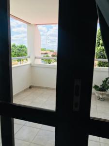 una porta aperta ad una camera con finestra di Pousada Cantinho do Sossego a Petrolina