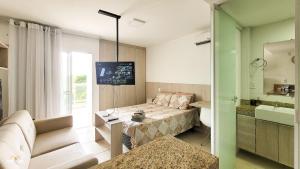 Habitación pequeña con cama y baño. en Nosso Apê Estrela Sul: Ar-condicionado | Garagem NA0207 en Juiz de Fora