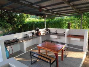 uma cozinha exterior com uma mesa e um balcão em Mangroves & Sandbar Private Resort em Calatagan