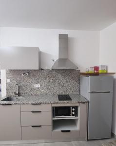 una cucina con lavello e fornello forno superiore di Romantic Studio a Vila do Conde
